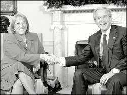 Bush escuchó atentamente la propuesta de Bachelet de diálogo con la región. Igual, sigue preocupado por Chávez. 