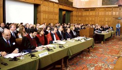 Las delegaciones de especialistas uruguayos y argentinos se enfrentaron por primera vez frente al Tribunal. Hoy continúan las presentaciones.