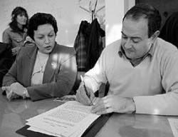La ministra Adriana Gutiérrez y el titular de ARSA, Jorge Isaac, firmaron el convenio.