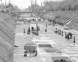 El proyecto de revestimiento del canal principal est apremiado por la largada del agua y por los lmites de la cementera.