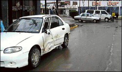 El Hyundai conducido por la mujer muestra las consecuencias del choque.
