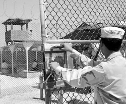 La votacin de la Corte podra definir si los presos de Guantnamo deben ser sometidos a tribunales civiles o militares. 