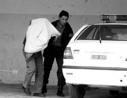 Alberto Fasanella es subido a un patrullero de la comisara Tercera para ser trasladado a la alcaida roquense. Hoy ser indagado.