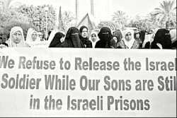 Mujeres palestinas exigen a los milicianos mantener al soldado cautivo mientras sus hijos estén presos en Israel. 