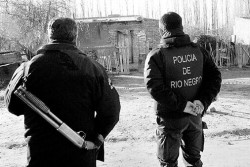 La hermana de la vctima, con capucha, dio una primera versin que no se ajustara a la realidad. La madre (de campera a cuadros), lloraba sin consuelo al enterarse lo ocurrido. 