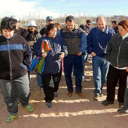 Quiroga recorrió ayer el nuevo barrio junto con el funcionario Carlos Di Camillo. El nuevo loteo va tomando forma gracias al trabajo de sus habitantes.