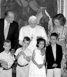 Benedicto fue recibido por los reyes y luego visit el subte donde ocurri la tragedia.