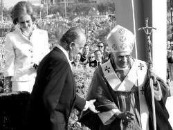Los Reyes de Espaa le mostraron afecto al Papa. Rodrguez Zapatero no estuvo en la misa ni en la despedida. Una multitud en la despedida de Benedicto XVI en Valencia.