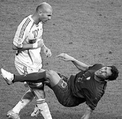 Momento clave de la final: Materazzi cae ante la agresin de Zidane.