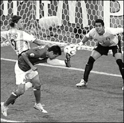 Anticipo. Crespo le marc a los mexicanos su tercero y ltimo gol en Alemania.