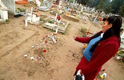 La damnificada exigirá a la comuna de Centenario una explicación por lo ocurrido en el cementerio.