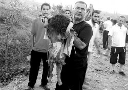  Una familia libanesa muestra los restos de una nia muerta durante uno de los bombardeos israeles a las infraestructuras en el sur del Lbano. 