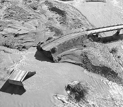 Un tramo de la ruta 54, a la altura del puente sobre el ro Nahueve, tambin fue arrastrado por las aguas.