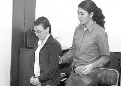Según la acusación, los celos de Marisol González (izquierda) la llevaron a planificar el asesinato de la maestra.