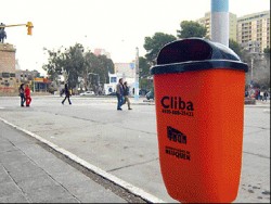 La empresa de limpieza urbana colocará 3.000 cestos en distintos puntos de la capital neuquina.