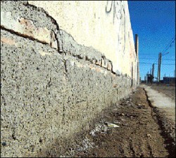 El salitre y su efecto devastador sobre las paredes de las casas en las 260 Viviendas.