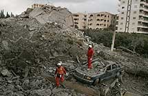 Anoche Israel reiniciaba los bombardeos en la capital del pas. Los suburbios estn en ruinas. Rescatistas israeles sacan a un hombre de un edificio derrumbado tras un ataque con misiles de Hizbollah en Haifa.