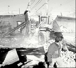 Defensa Civil de Roca termin por demoler las paredes de la carpintera siniestrada.