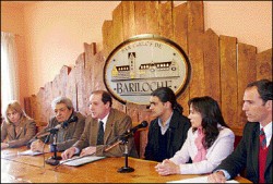El asesor letrado de Bariloche, Manuel Vzquez, junto a funcionarios explicaron la situacin del Catedral.