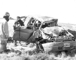 Los daños en la carrocería y estructura de la Renault Kangoo, son mudos testigos de la violenta seguidilla de tumbos.