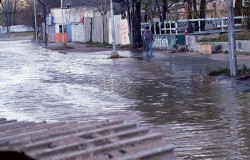 En Neuquén, la crecida del río Limay provocó la inundación de la calle Democracia en el sector de Río Grande. Convocaron a organizaciones sociales para contener a los damnificados. La zona del puente chico sobre el río Curi Luevú quedó reparada ayer en Chos Malal.