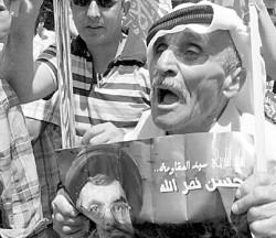  Con las fotos del lder del Hizbollah, manifestantes libaneses salieron ayer a repudiar la invasin israel a su pas. 