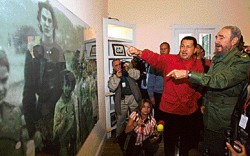 La médica cubana quiere viajar al país. El presidente cubano visitó ayer la casa natal del "Che" Guevara junto a Chávez.
