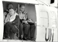 Rice respaldó la estrategia de Olmert en Medio Oriente, tras reunirse con el premier israelí. Luego, dialogó con Abbas a quien prometió gestiones humanitarias. El helicóptero con tripulación argentina, que trasladaba a Siniora, debió pasar por un "corredor humanitario" y esperar en Beirut debido a un bombardeo. 