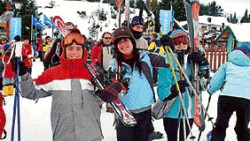 Con una nieve espectacular más de 7.500 personas practicaron esquí y snowboard. El resto sólo paseó y disfrutó del paisaje. La gran nevada de los últimos días obligaron a abrir el centro de esquí por etapas. 