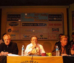 Bien custodiado. "Goyo" Martínez, con Saiz y Soria de "escoltas", fue el encargado de presentar la 36ª edición.