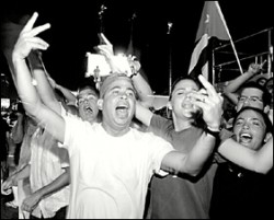 Fidel Castro delegó el poder por primera vez en 47 años en su hermano Raúl. A la derecha, cubanos celebran en Miami al conocer la internación de Castro.