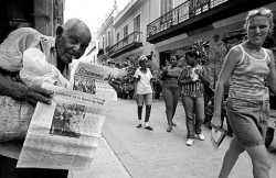 Muchos cubanos salieron ayer a respaldar al gobierno de Fidel, en medio de una gran incertidumbre sobre el futuro y versiones sobre la enfermedad. 