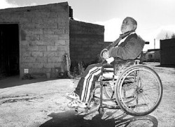 Lindoro Alvarado qued cuadripljico por un disparo y trata de movilizarse con una desvencijada silla.