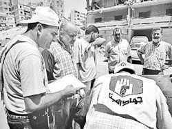 Voluntarios de Hizbollah dan asistencia social e información a los afectados por los bombardeos israelíes libaneses siguen rescatando cuerpos de sus familiares muertos en bombardeos israelíes para darles sepultura. 