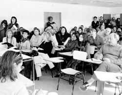 Unas 250 personas, entre ellas el ex rector Boccanera, participaron de la asamblea que empezó a las 15 y finalizó a las 19.