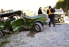 La Traffic conducida por Estefanía Lavaccara sufrió serios daños tras colisionar con el Renault 21. (der) Antes, su padre había chocado con un Polo. 