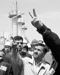El presidente iraní, Mahmud Ahmadinejad, afirmó ayer en la nueva planta de agua pesada, que defenderá su derecho a la tecnología.