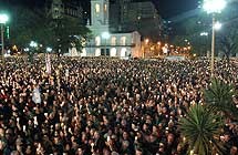 Plaza de Mayo luci un marco imponente que contrasto con el silencio oficial de la Rosada para evaluar el hecho. Blumberg pidi que se investigue el incremento patrimonial de los jueces y evit que los abucheos cayeran sobre Kirchner.
