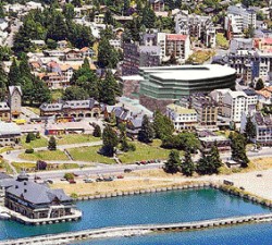 La imagen actual del "Bariloche Center" enclavado en pleno centro de la ciudad. Así es como quedaría el centro de congresos y convenciones si prospera el proyecto.