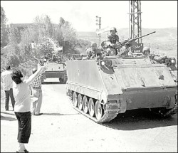 Soldados libaneses son recibidos por las poblaciones de cinco ciudades abandonadas por las tropas israelíes. 