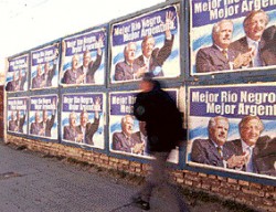 Los carteles aparecieron en las principales ciudades rionegrinas.