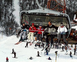 Durante el fin de semana gran cantidad de residentes concurri a esquiar en la montaa barilochense. Ayer empez una competencia de nios. 