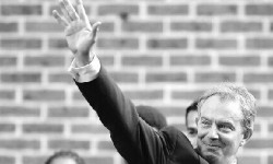 Tony Blair hizo el anuncio en los pasillos de una escuela, y admitió que hubiera esperado otro momento para dejar el gobierno. 