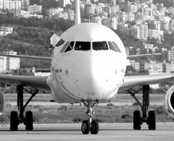  Uno de los pilotos de los primeros vuelos en llegar a Beirut hace ondear la bandera libanesa. 