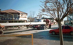 En esta imagen, facilitada por los vecinos, puede verse el movimiento de camiones de hasta 30 metros de largo en la calle San Martín.