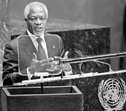 Annan dijo que la ONU era la única respuesta a "un mundo dividido".