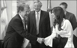 Cristina Kirchner saluda al primer ministro italiano, Romano Prodi, en el comienzo del encuentro.