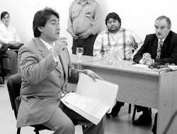 El subcomisario chileno Luis Farías Adasme da detalles de las pericias. Fabián González y su defensor escuchan.