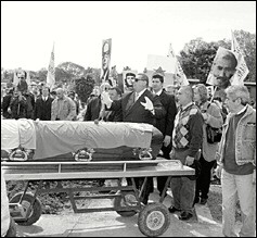 El ex líder guerrillero fue enterrado en medio de cánticos "revolucio-narios". 