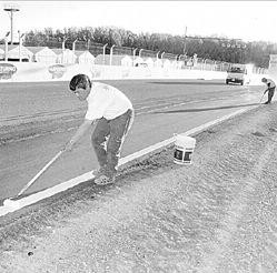 Uno de los ltimos trabajos fue la pintura de la lnea demarcatoria de la pista.